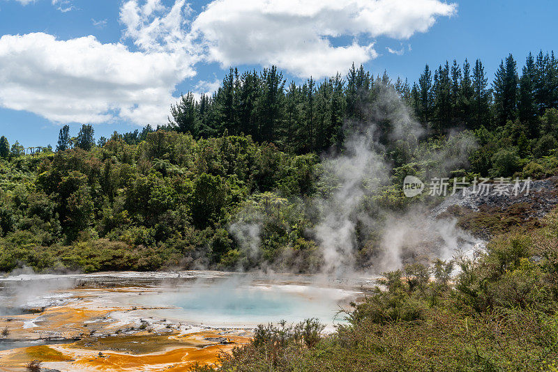 Orakei Korako地热公园和洞穴隐藏山谷，陶波，新西兰